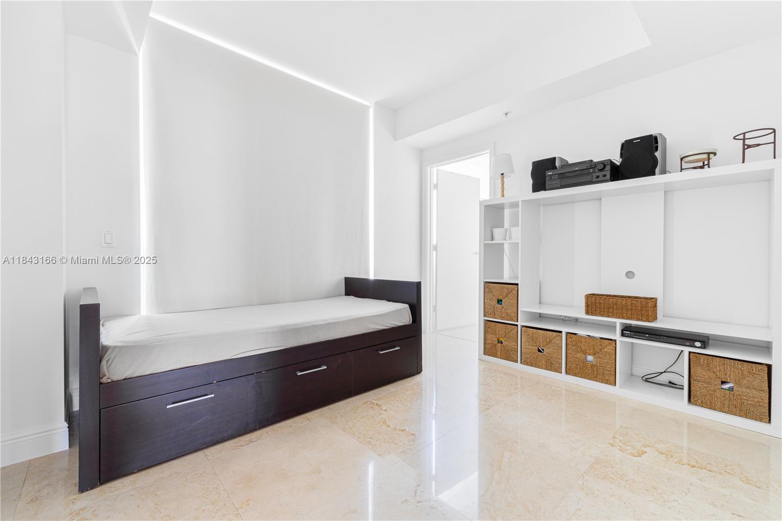 MOSAIC ON MIAMI BEACH CON - Residential Lease