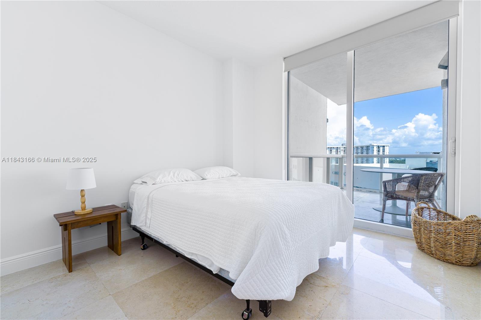 MOSAIC ON MIAMI BEACH CON - Residential Lease