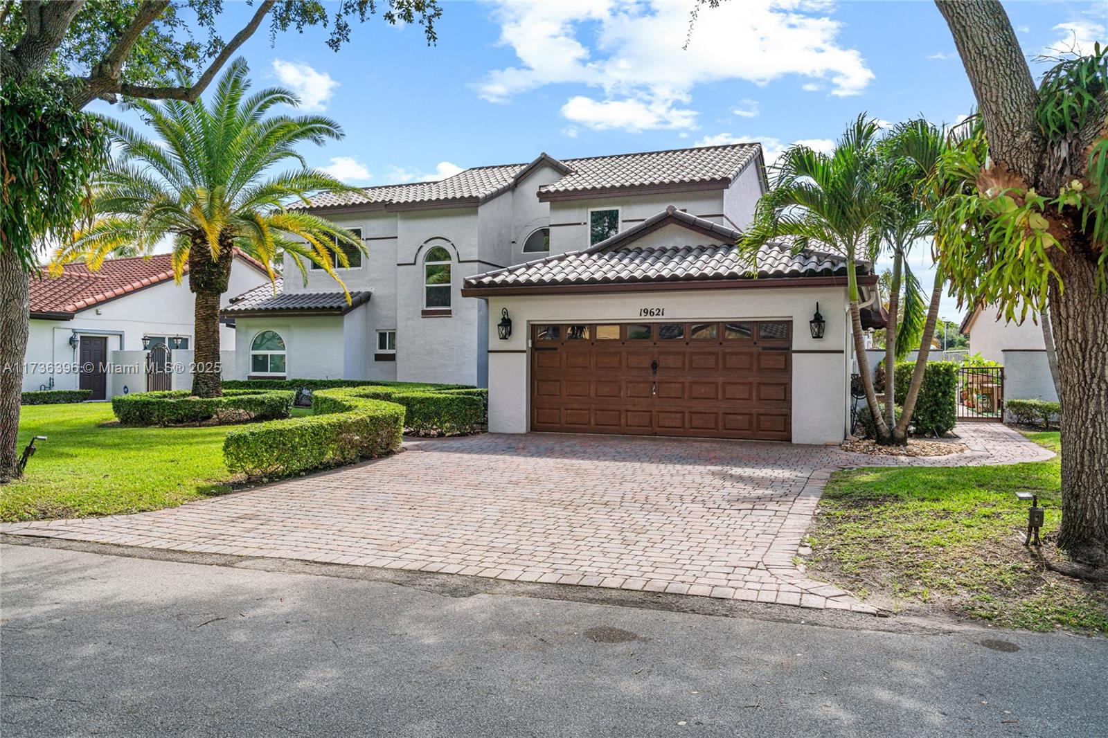 Photo 1 of 19621 Nw 88th Ave, Hialeah, Florida, $990,000, Web #: 11736396