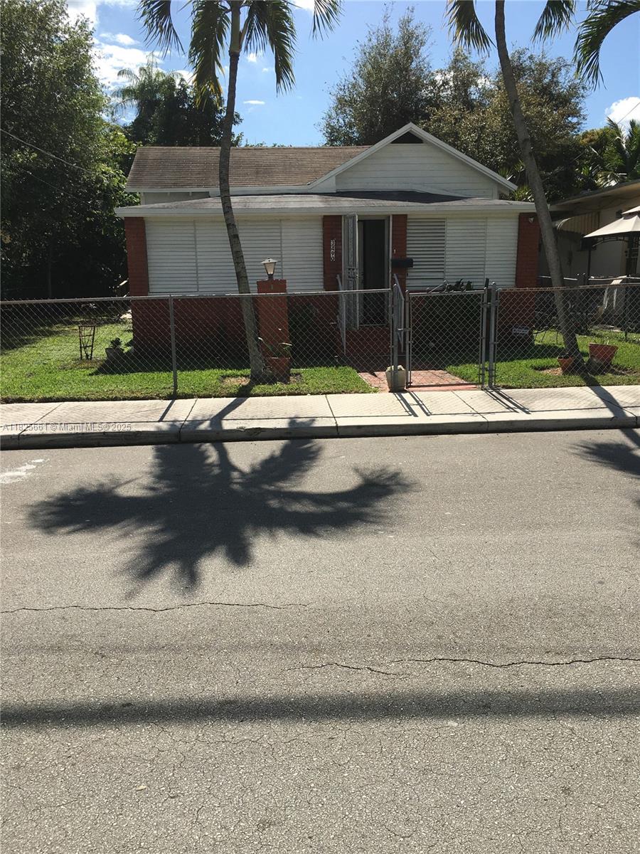 This well maintained property offers spacious living areas, perfect for families or investors. Located in the heart of Coconut Grove, just minutes from CocoWalk, top-rated dining, boutique shopping, scenic parks, and highly rated schools. With its prime location and incredible potential, this could be an investor’s or end users dream. Easy to show—schedule your appointment today! This will not last!