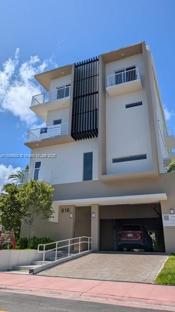 Welcome to this stylish and spacious townhouse located in a beautifully maintained four-unit multifamily property in Miami Beach. Each unit features:
3 generously sized bedrooms 2.5 modern bathrooms
Open-concept living and dining areas
Updated kitchen with stainless steel appliances
In-unit washer and dryer
Enjoy the Miami lifestyle with this unbeatable location — just a short walk to the beach and close to top-rated schools, renowned restaurants, and Bal Harbor Shops.
Rent: $4,990 and 1 Month Security Deposit
Don't miss out on this incredible opportunity to live in one of Miami Beach’s most sought-after neighborhoods.