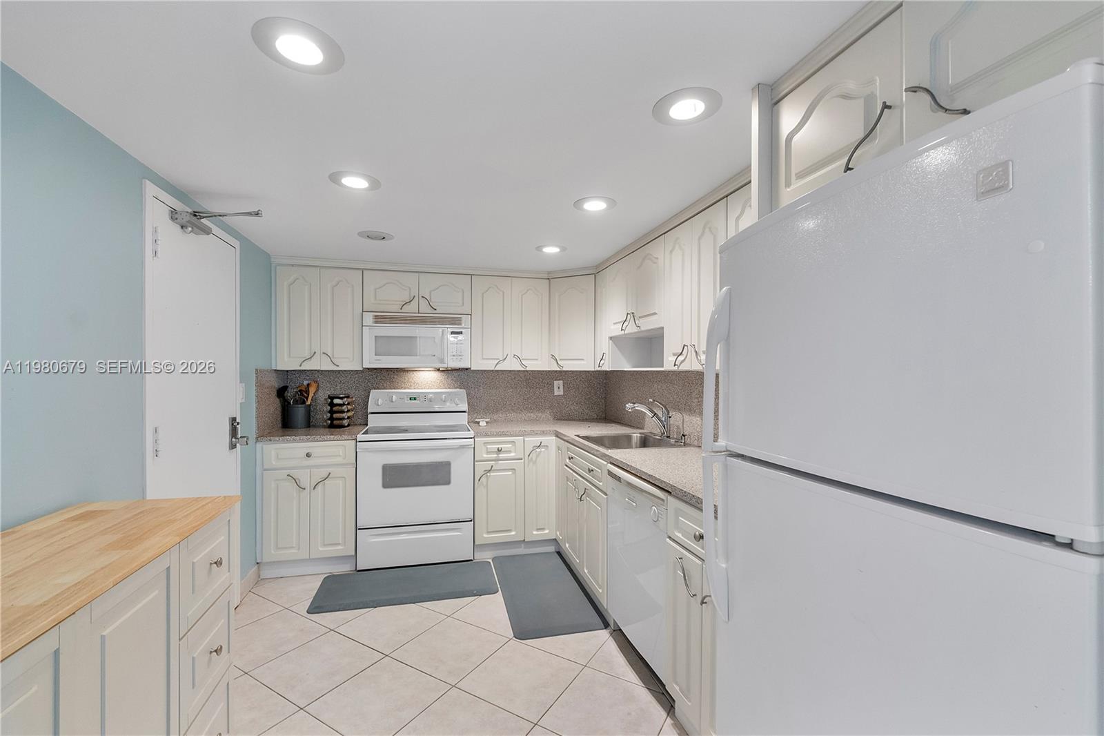 COUNTRY CLUB TOWER OF COR - Residential