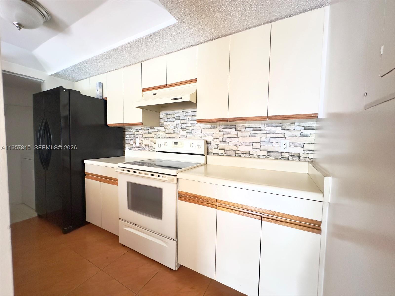 PEMBROKE LAKES SECTION SE - Residential Lease