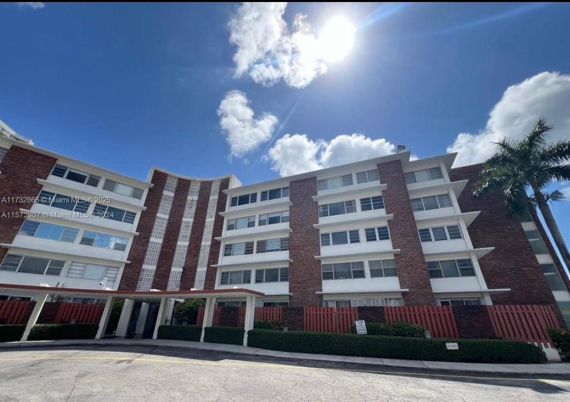Rental Property at 1700 Ne 105th St 408, Miami Shores, Miami-Dade County, Florida - Bedrooms: 2 
Bathrooms: 2  - $3,500 MO.