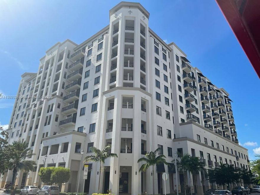 GORGEOUS LOCATION !!! 2 Amazing bedroom + 2 bathroom + wonderful walking closets in the Best location at Coral Gables. Beautiful and Clear Tile Floor . Spacious rooms
with Views and natural Light. Luxurious Bathrooms. Elegant and Funcional Kitchen with white Quartz countertops with fine appliances by Bosh/ Miele. Excellent Laundry Area.
Assigned Parking/Valet Parking .Convenient Business Center. Beautiful event Hall with Kitchen Area.. Big and Sunny Pool with an elegant BBQ Area. 24-hr Concierge.
Walking distance to Merrick Park Shops, Restaurants, Movie Theaters. Close to University of Miami, Miracle Mile, Coconut Grove and Miami International Airport. 18 min From
Brickell . Easy To show.