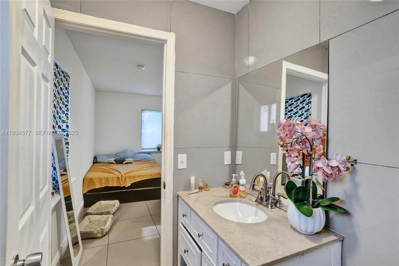 17TH AVE MANOR 2ND ADDN - Residential