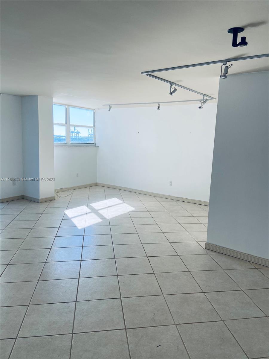 BAYVIEW TERR CONDO - Residential