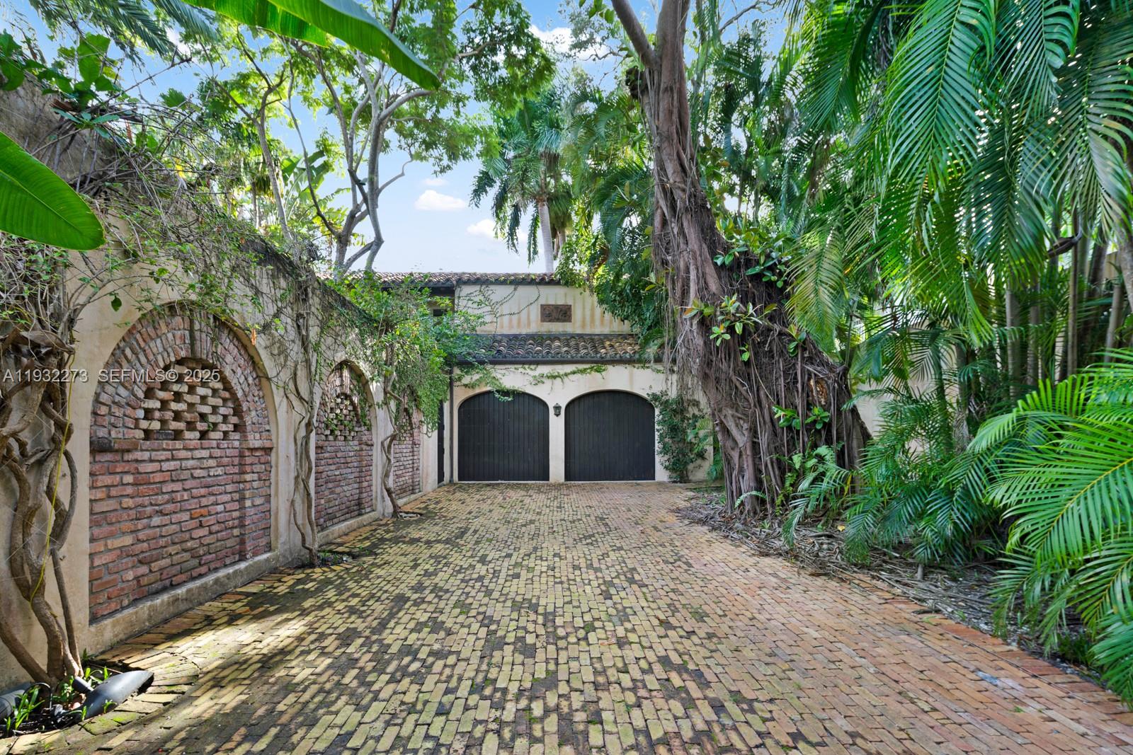 THE MOORINGS - Residential