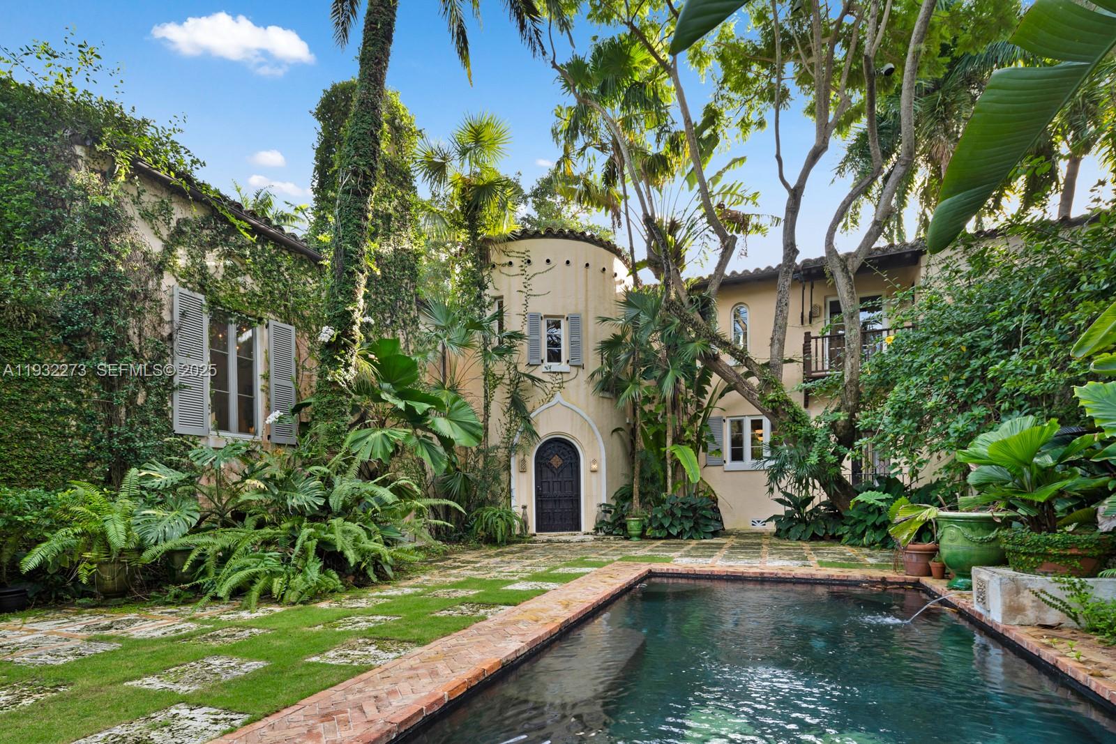 THE MOORINGS - Residential