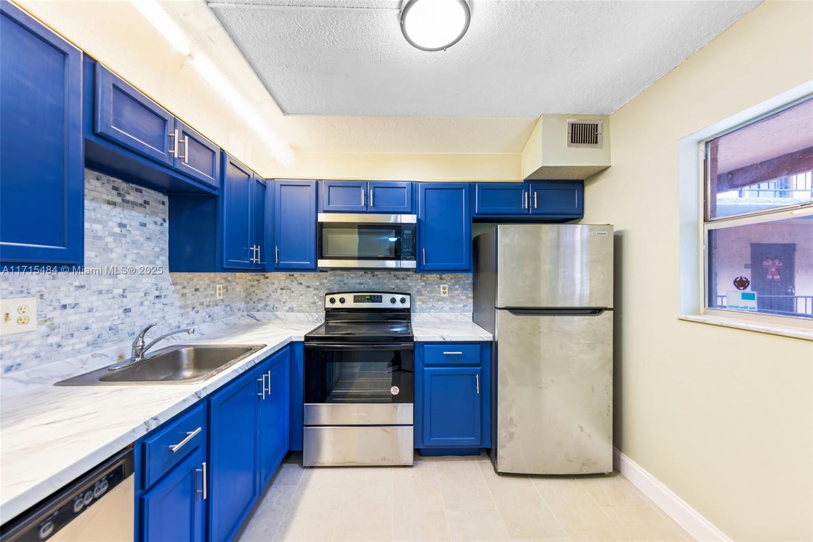 SOMERSET AT LAUDERDALE LA - Residential Lease