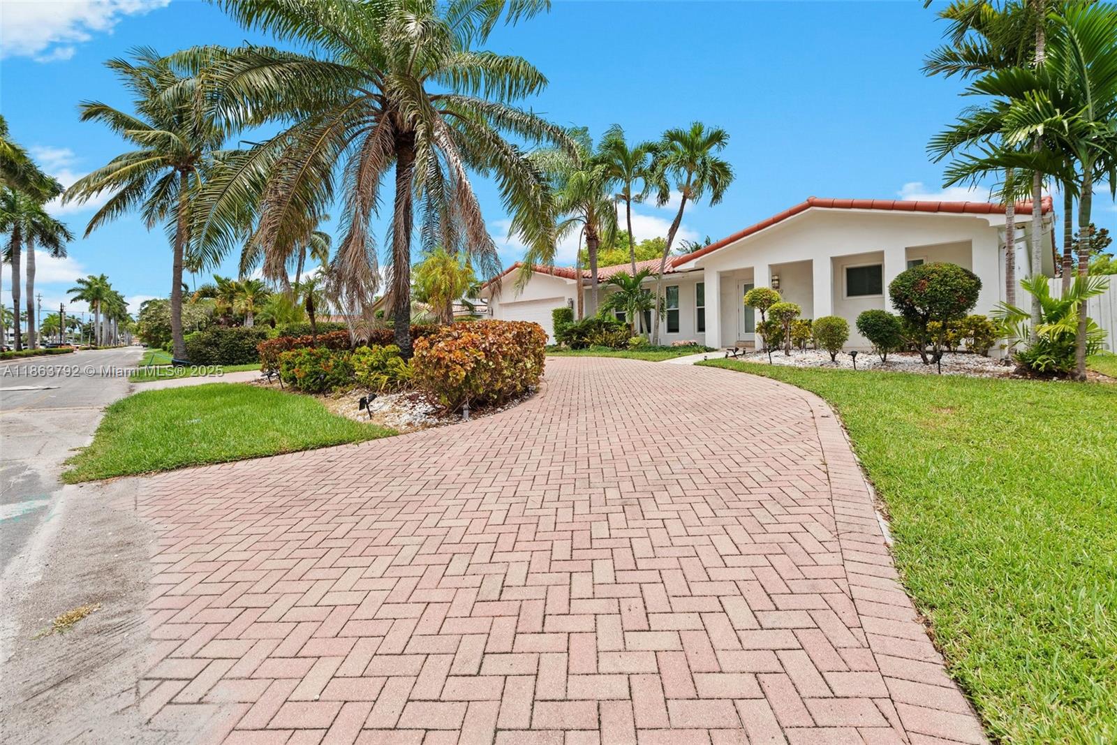 This is a seasonal rental fully furnished and the price is weekly !! The property will be available July 06 2025 Welcome to your private water front oasis with a infinity view of the water in the heart of Hallandale Beach with your private dock with no fix bridge ,direct access to the intercostal and ocean.This 3 bedroom and 3 bathroom house fully furnished with pool,out door jacuzzi, garage for two vehicles ,pool table and massage chair is ready for your vacation in South Florida.located just 5 minutes to the Gulf Stream Casino, Horse track, restaurants and 10 min to the Aventura Mall and much more !!! Pls contact listing agent ... FALAMOS PORTUGUES E HABLAMOS ESPANHOL. NOTE : PRICE IS WEEKLY !!!