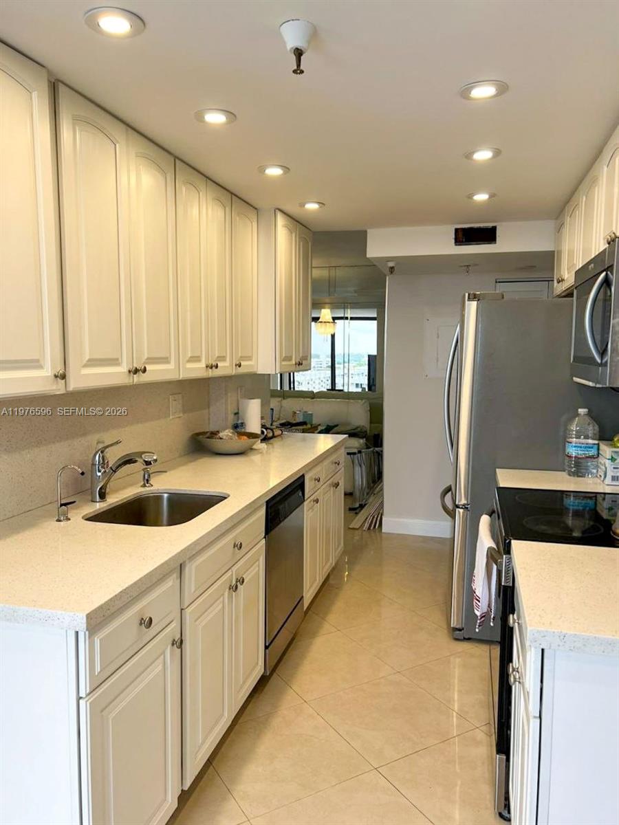 WINSTON TOWERS 700 CONDO - Residential Lease