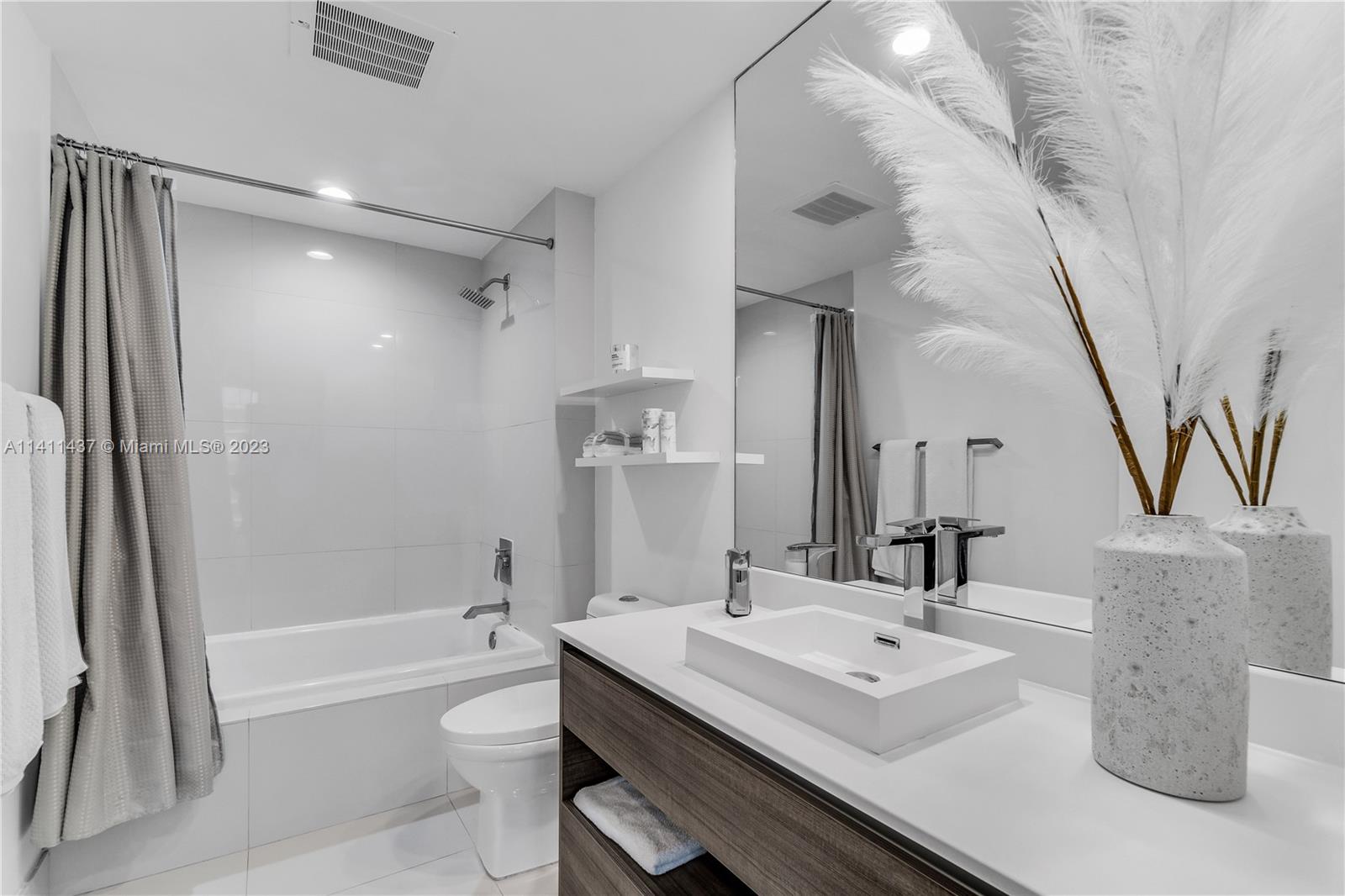 1100 MILLECENTO RESIDENCE - Residential