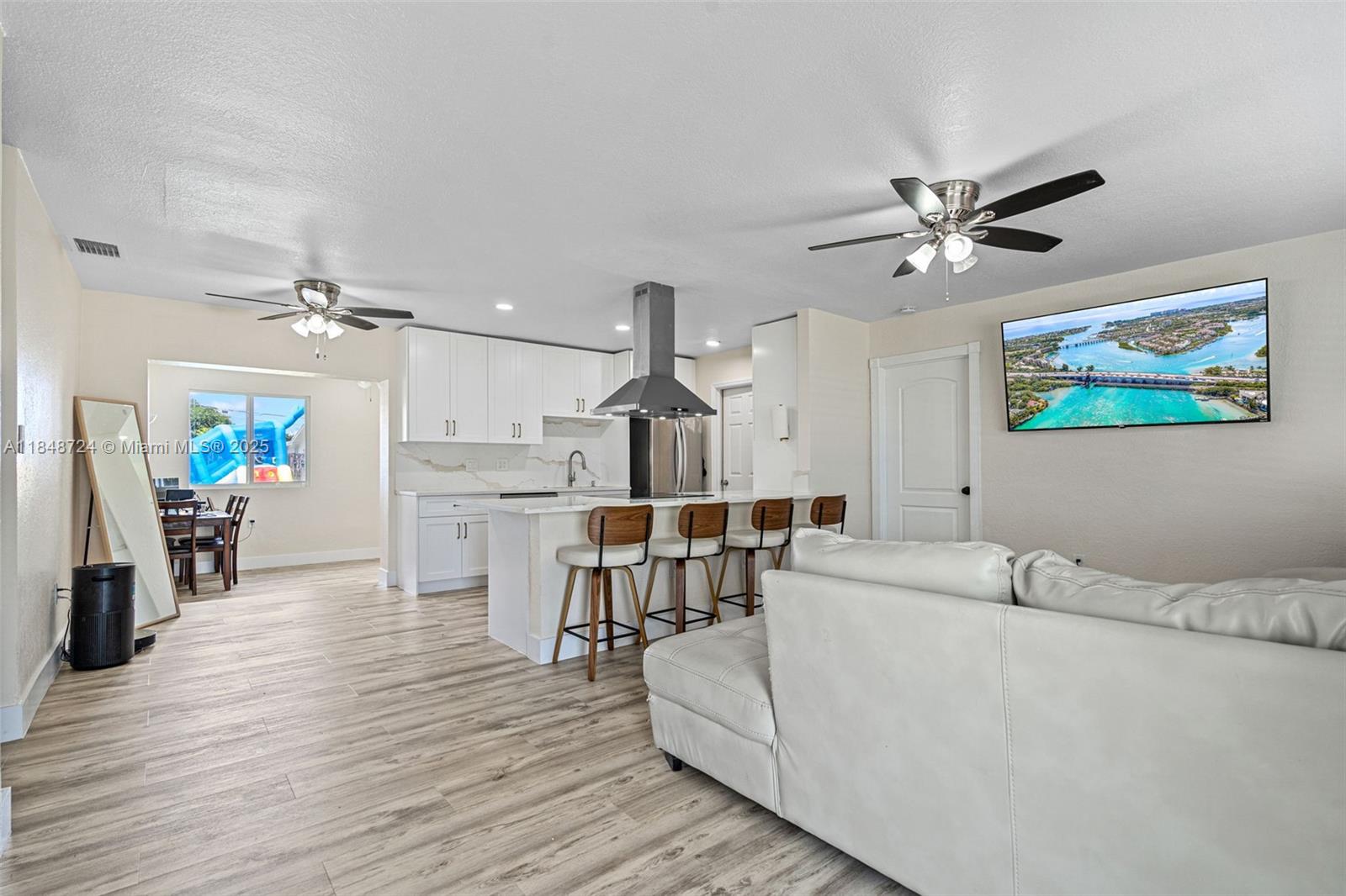 2485 NW 84th Way, Sunrise, FL, 33322/$429,999 3 2485 NW 84th Way