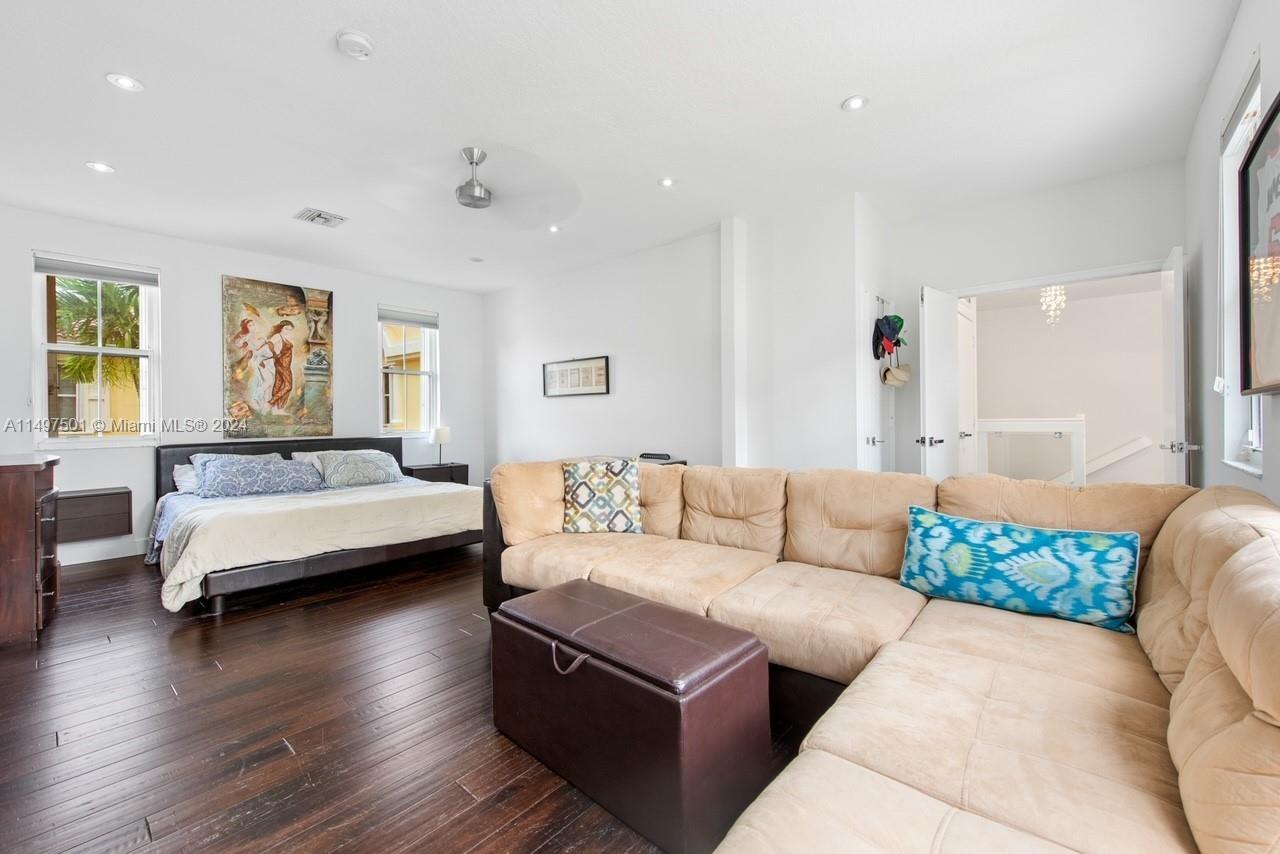 THE COURTYARDS AT THE POI - Residential