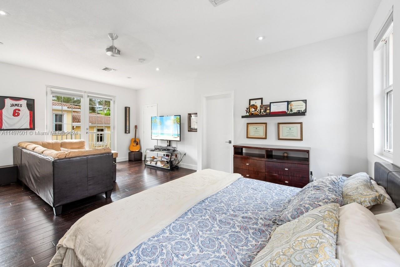 THE COURTYARDS AT THE POI - Residential