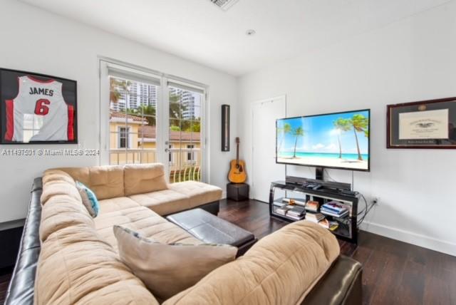 THE COURTYARDS AT THE POI - Residential