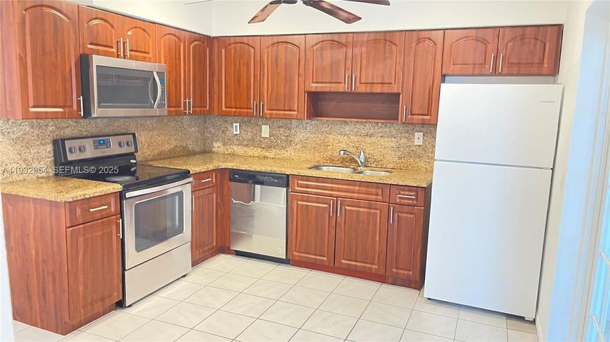 Huge Corner Lot Duplex with an efficiency, Located in a great & convenient location Downtown David very close to NOVA UNYVERSITY,  units 2/1, 3/2 and efficiency 1/1. Water one bill, electric two meters Property is SOLD AS IS, Roof 5 years old.