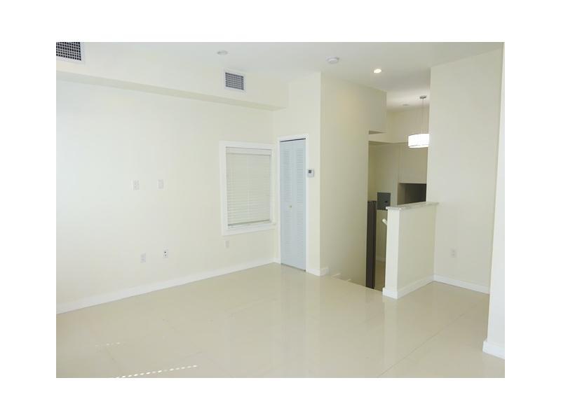Stunning 1 bedroom in the heart of SOBE. Completely remodeled, SS appliances, central A/C, tile floor. Indipendent and private entrance. Large bathroom. A MUST SEE!! There are parking spots in front of the building "first come first serve".