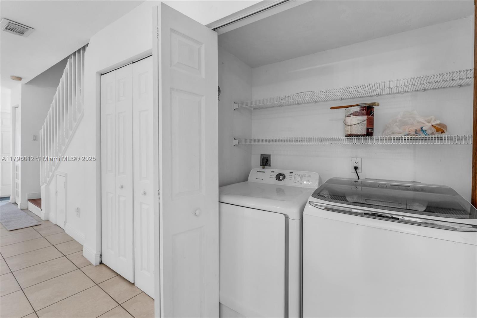 BANYAN TREE CONDO #11 - Residential