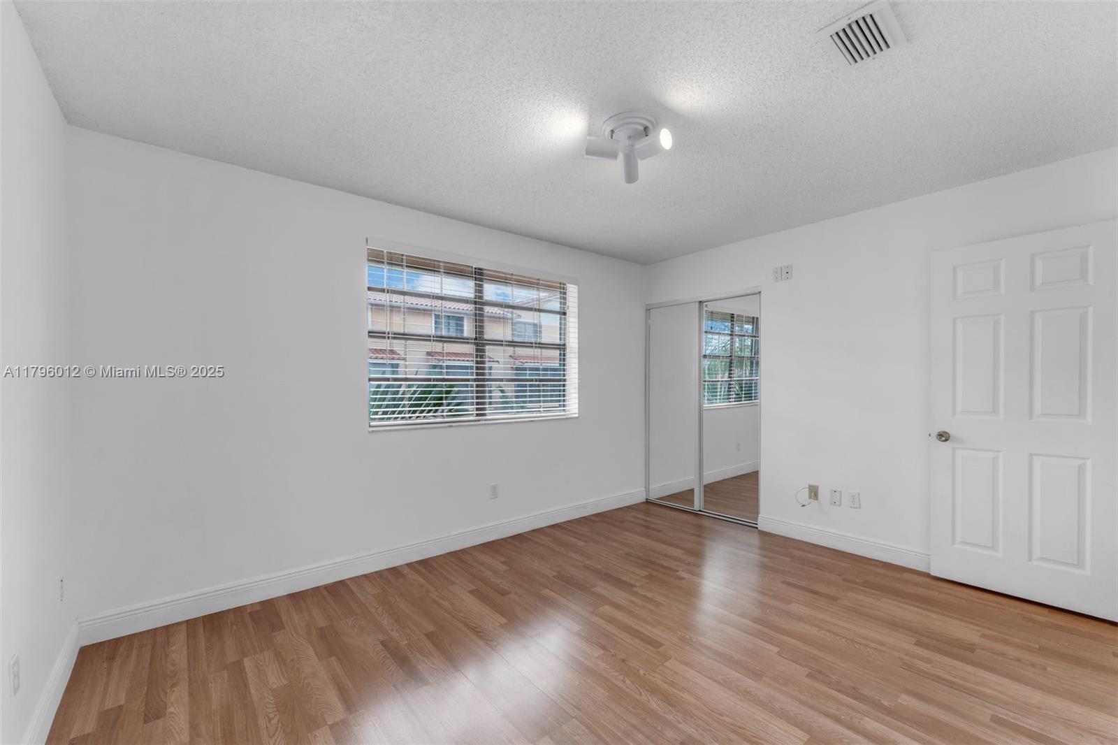 BANYAN TREE CONDO #11 - Residential
