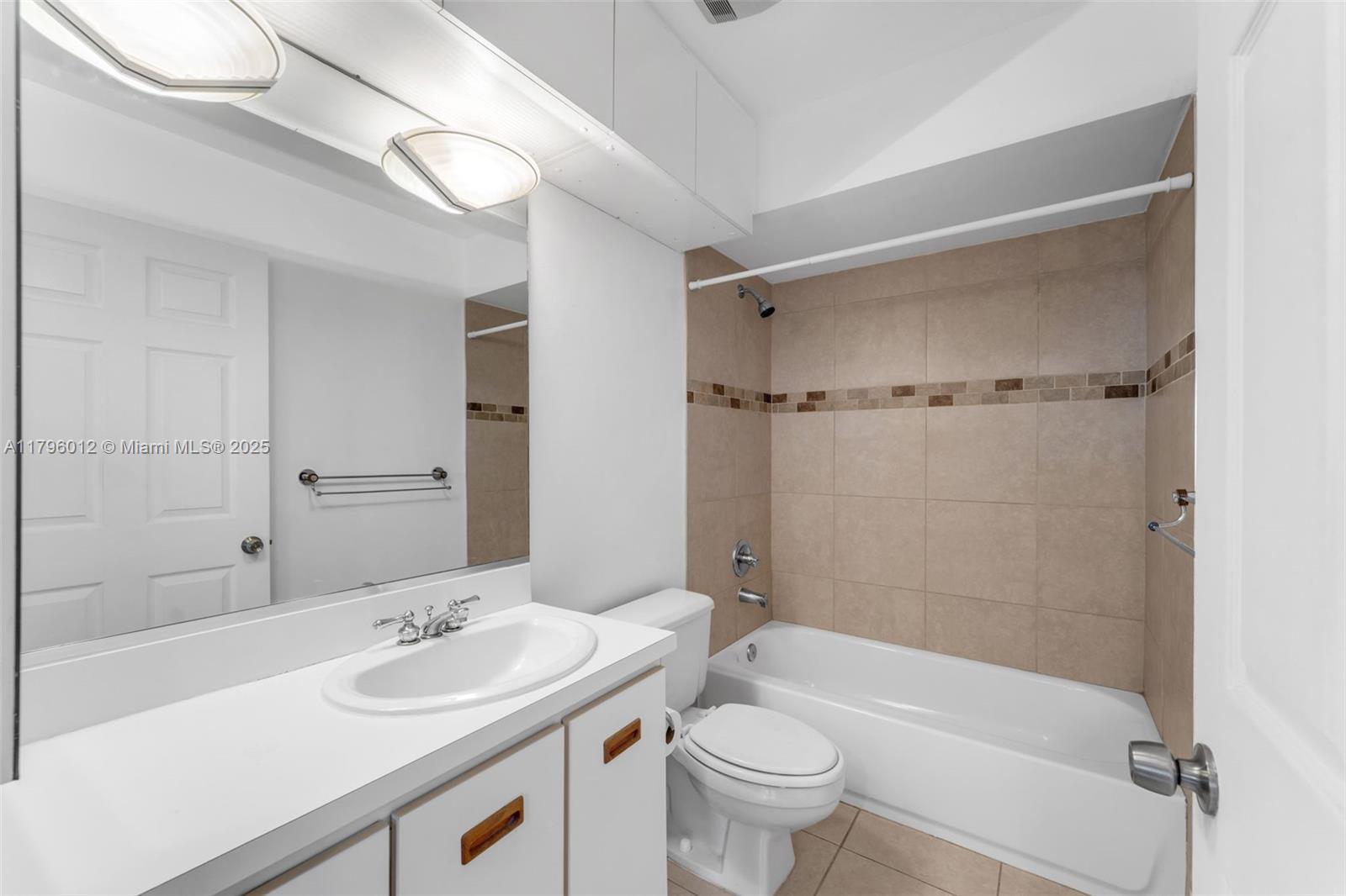 BANYAN TREE CONDO #11 - Residential