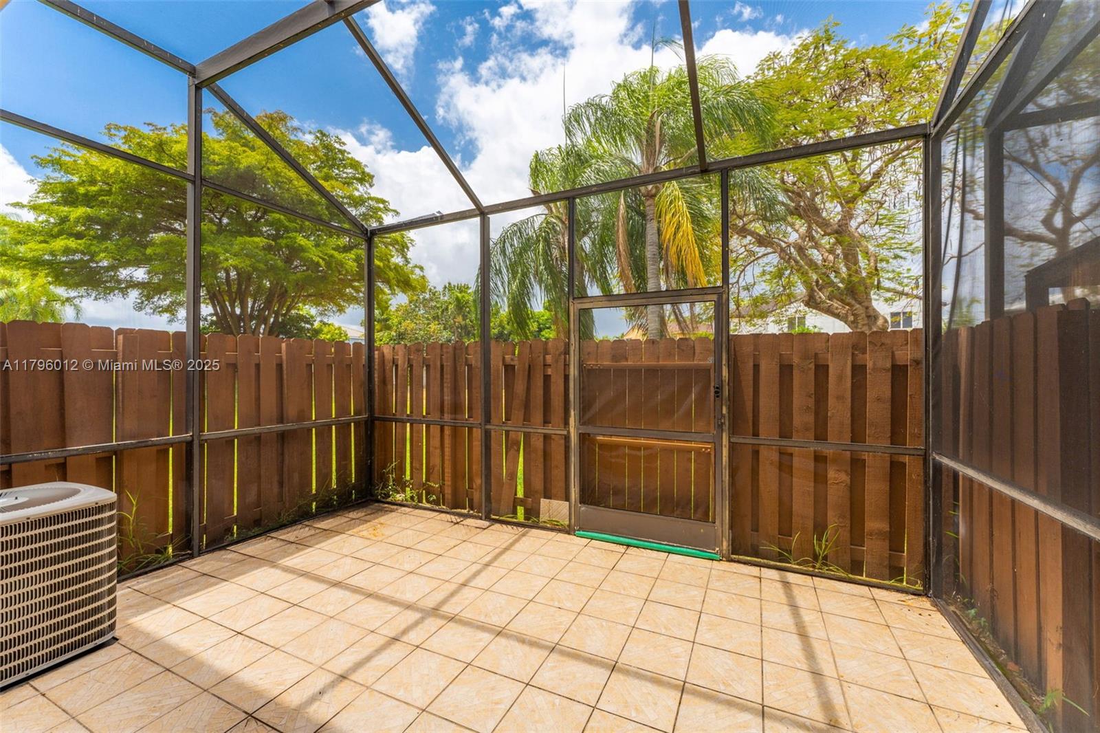BANYAN TREE CONDO #11 - Residential