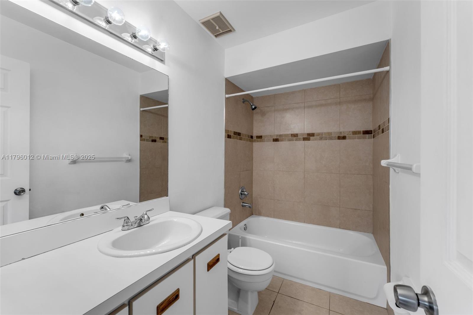 BANYAN TREE CONDO #11 - Residential