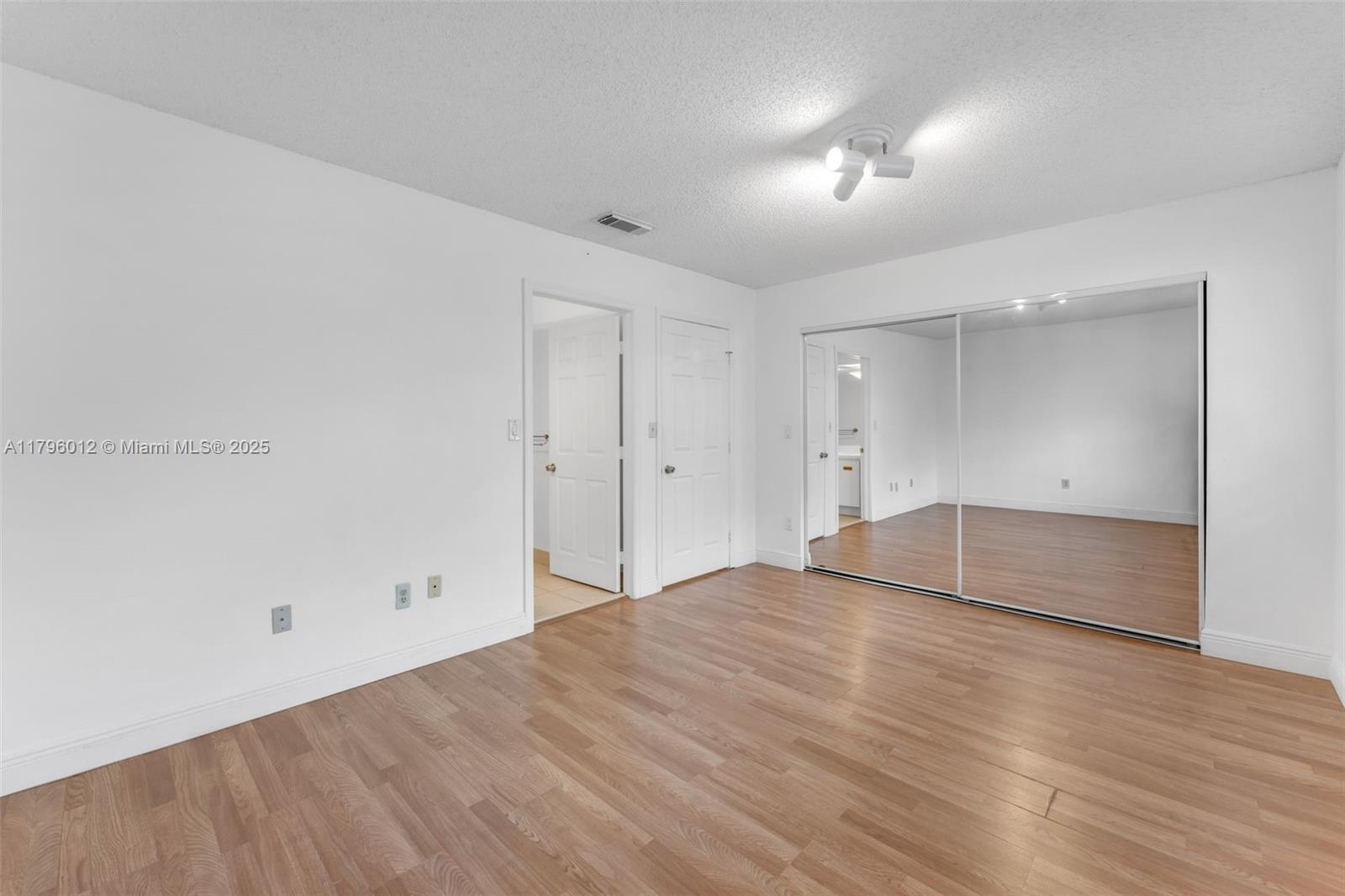 BANYAN TREE CONDO #11 - Residential