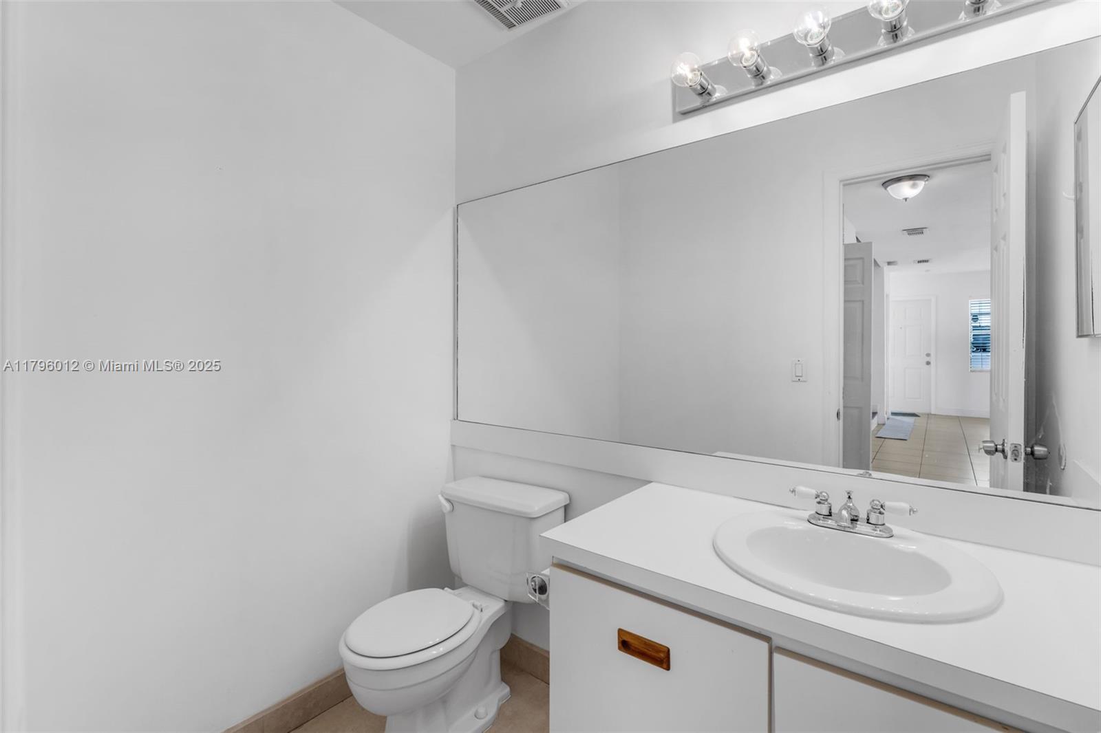 BANYAN TREE CONDO #11 - Residential