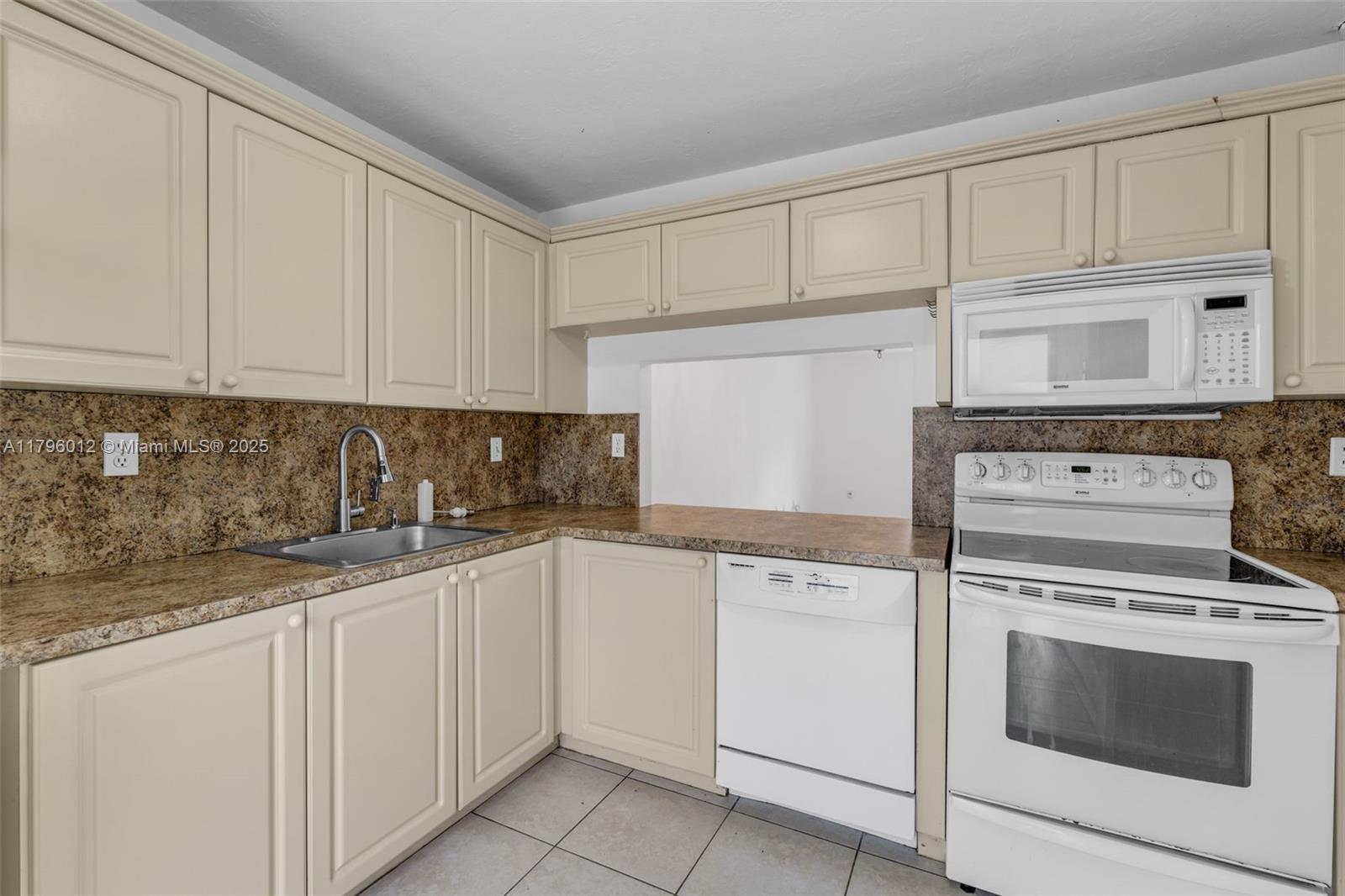 BANYAN TREE CONDO #11 - Residential