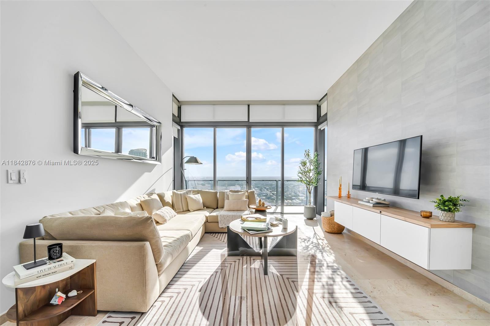88 SW 7th St 4004, Miami, FL, 33130/$1,375,000 2 88 SW 7th St 4004
