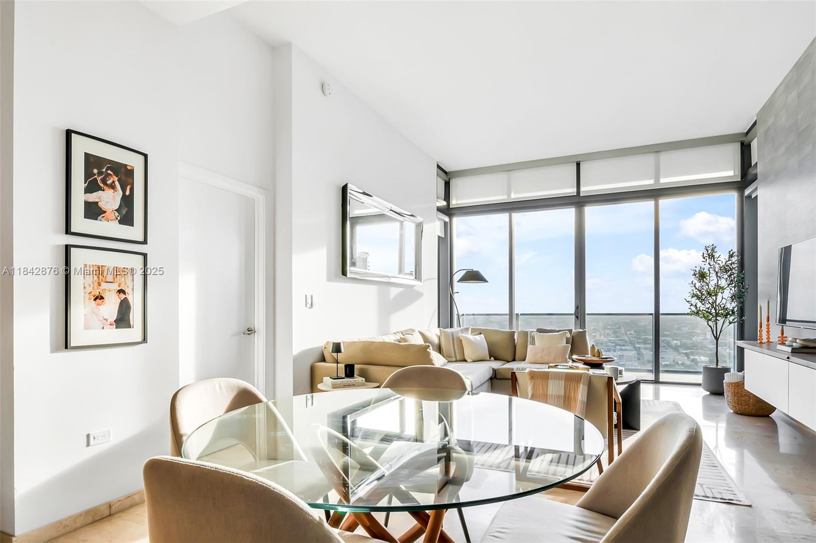 88 SW 7th St 4004, Miami, FL, 33130/$1,375,000 4 88 SW 7th St 4004