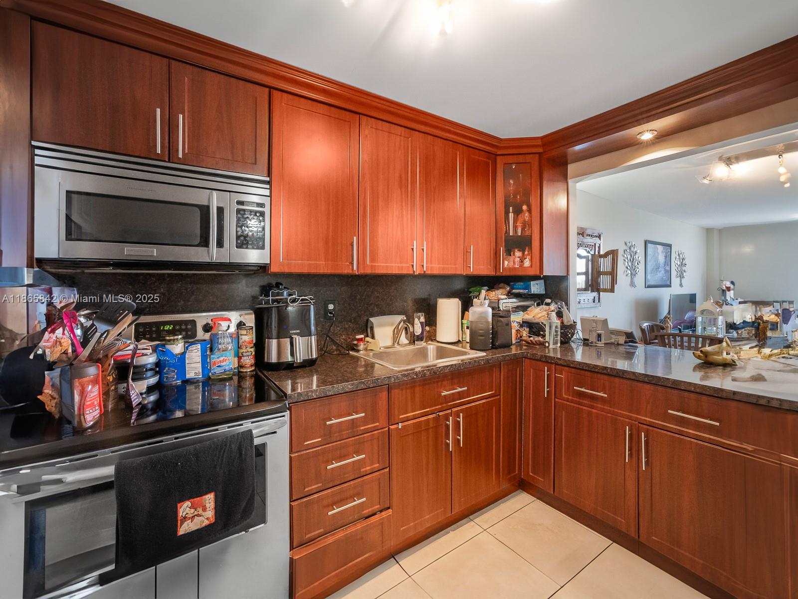 THE ISLANDER CLUB CONDO - Residential