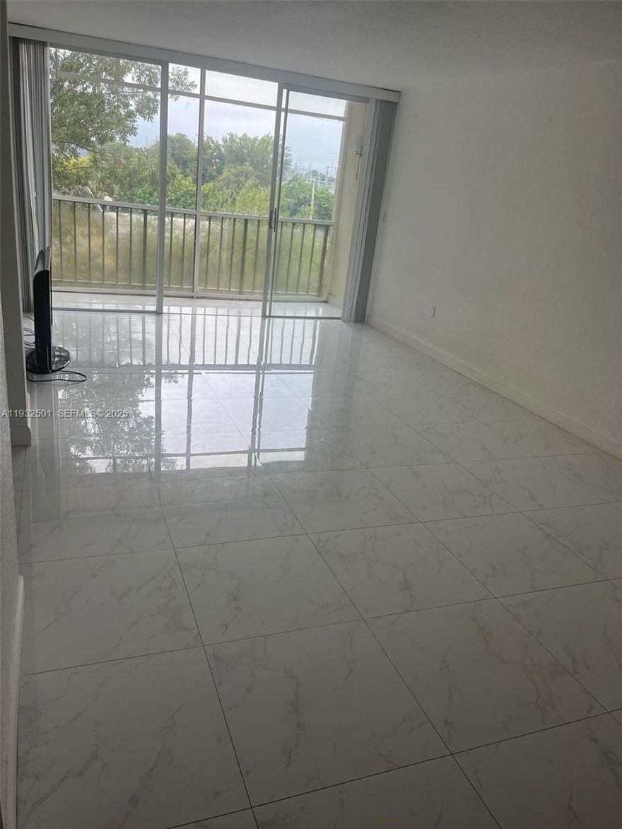 1/1 washer and dryer inside the apartment, located in a corner. not pets allowed  per association. close to dolphin mall and 836 and 826 expressways.