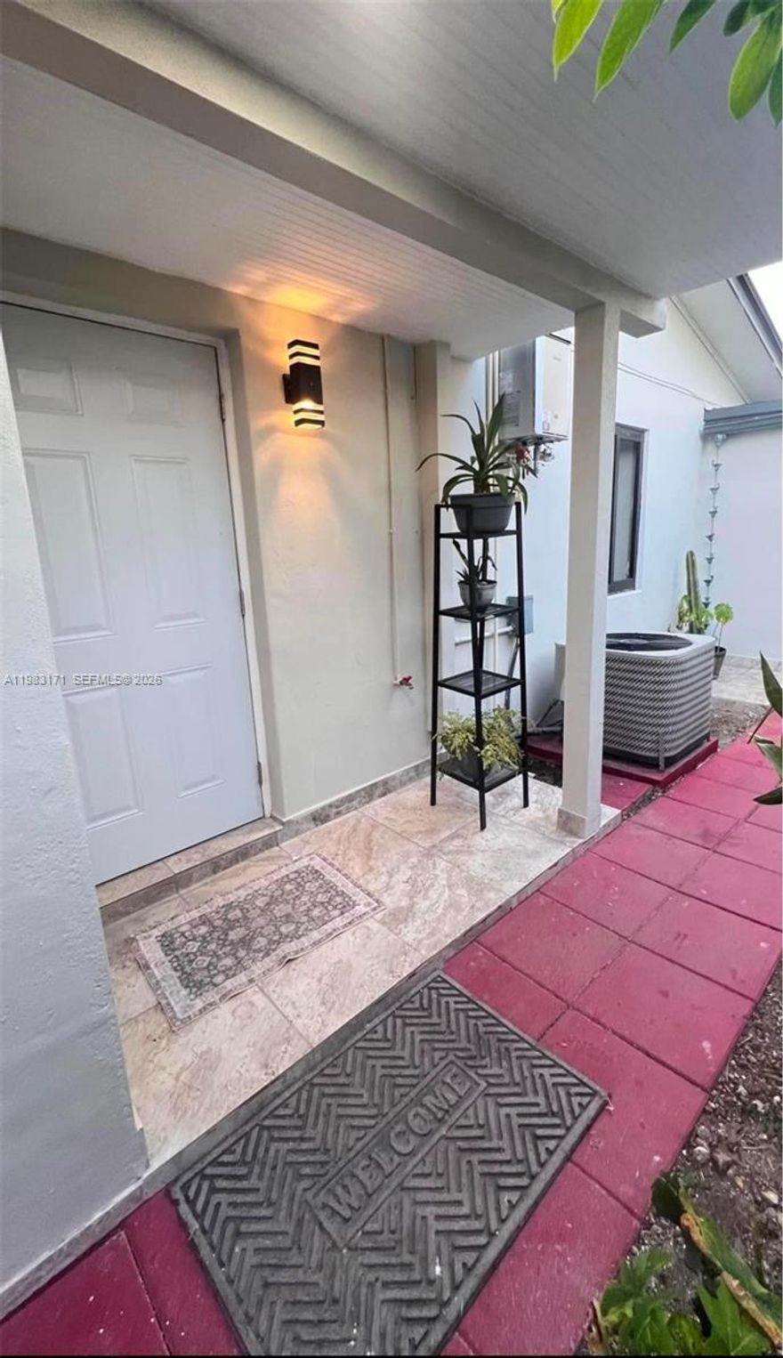 Cozy efficiency in the heart of Kendall. Close to restaurants, shops and main highways. Water, electricity and WIFI included. Ready to move in!