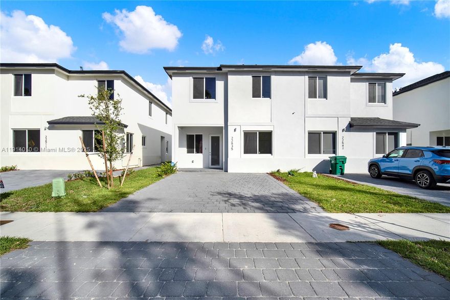 Beautiful and spacious Townhouse featuring 5 bedrooms and 4 full bathrooms, including one bedroom and full bath on the first floor. Modern finishes throughout, no carpet, open-concept layout, and large backyard. Parking for 3–4 vehicles. No HOA, fast approval, and ready to move in! Located in a quiet area of South Miami-Dade, close to major highways, schools, shopping centers, and parks. Schedule your visit!
