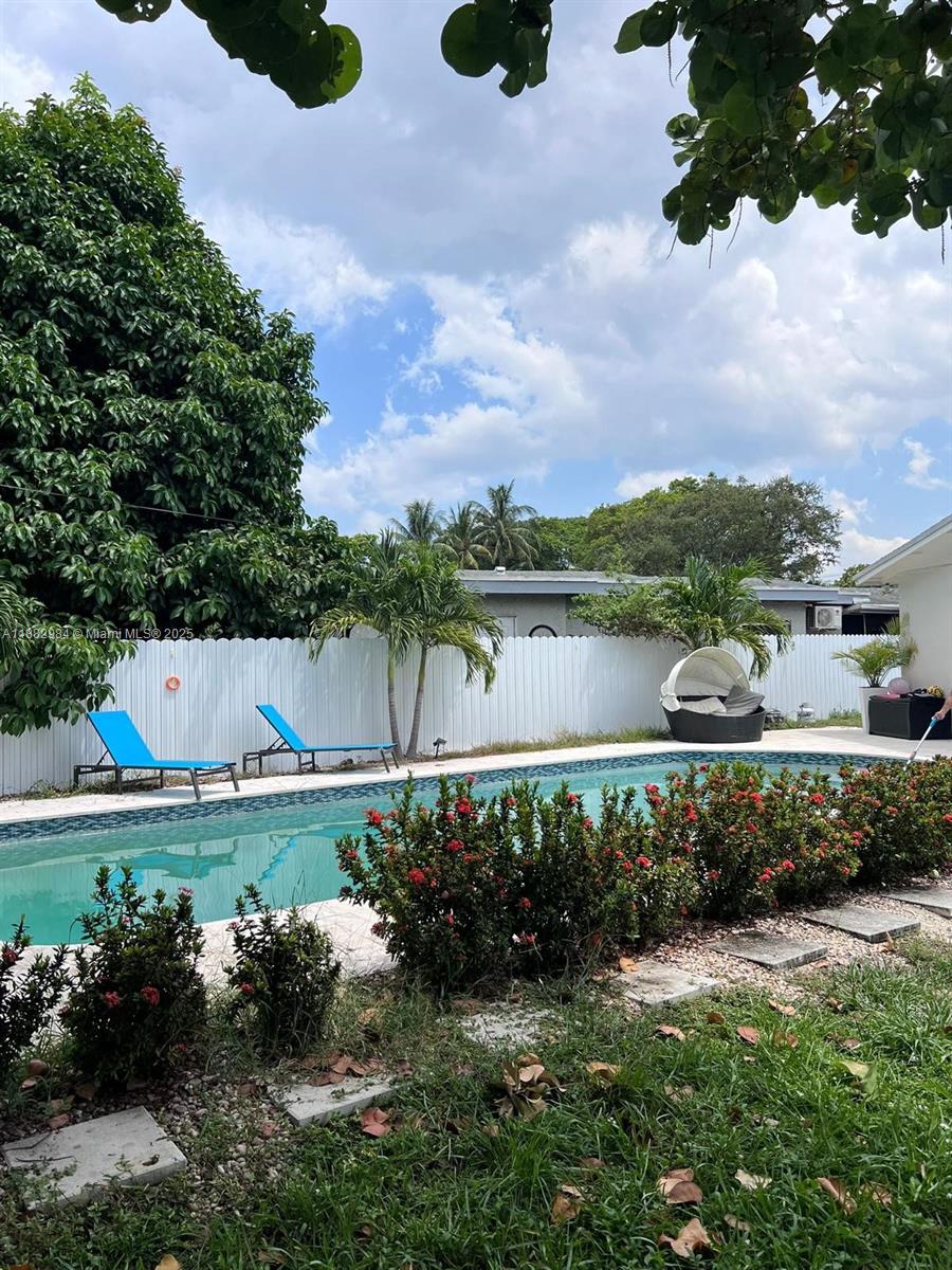 LAUDERDALE VILLAS - Residential