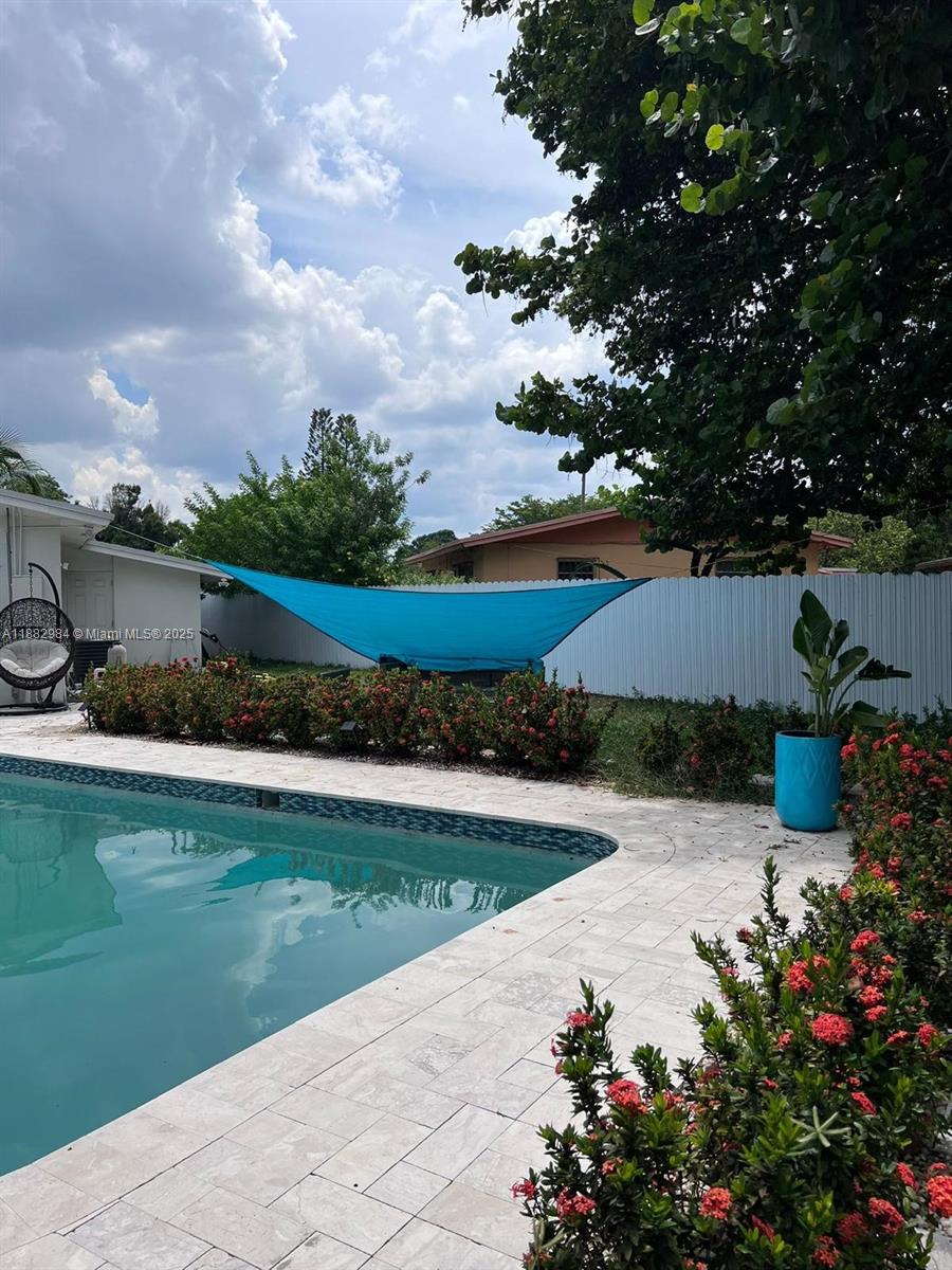 LAUDERDALE VILLAS - Residential