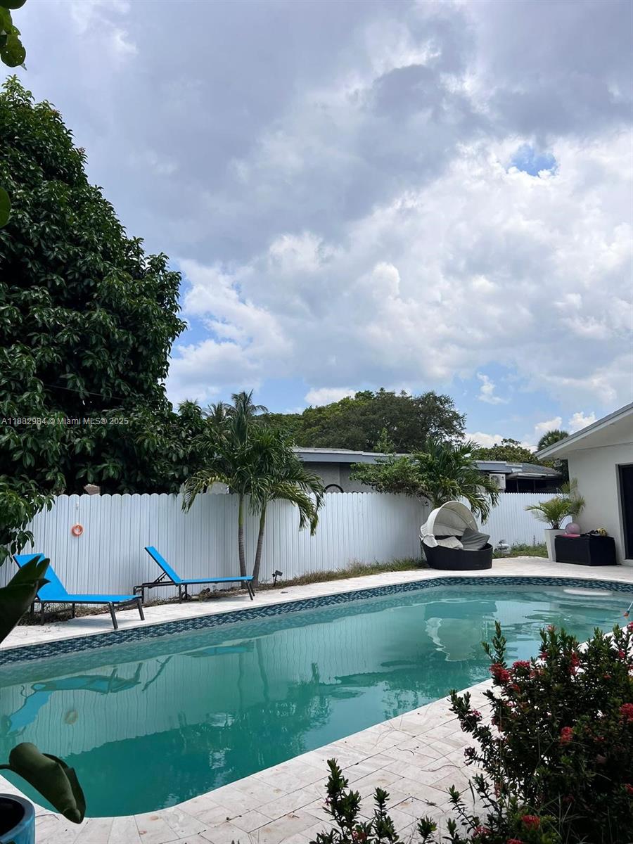 LAUDERDALE VILLAS - Residential