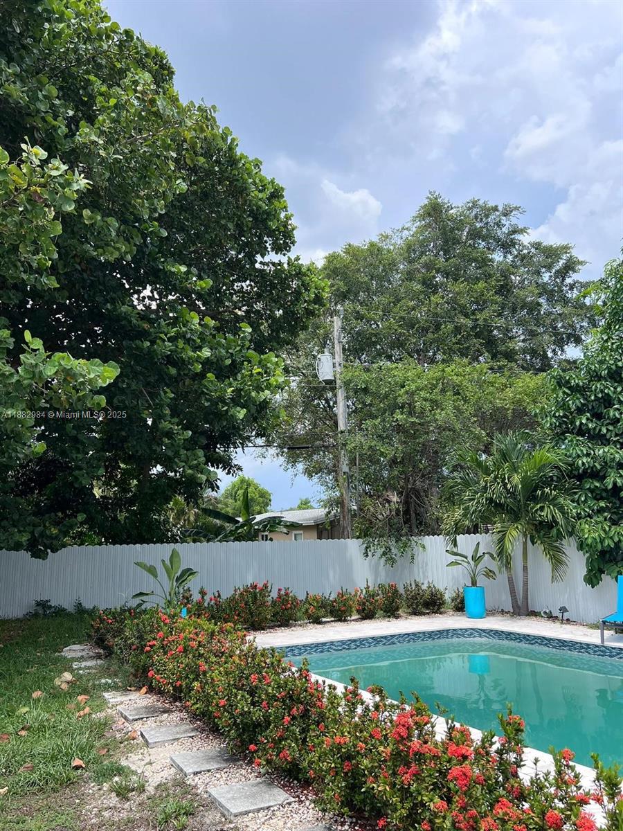 LAUDERDALE VILLAS - Residential