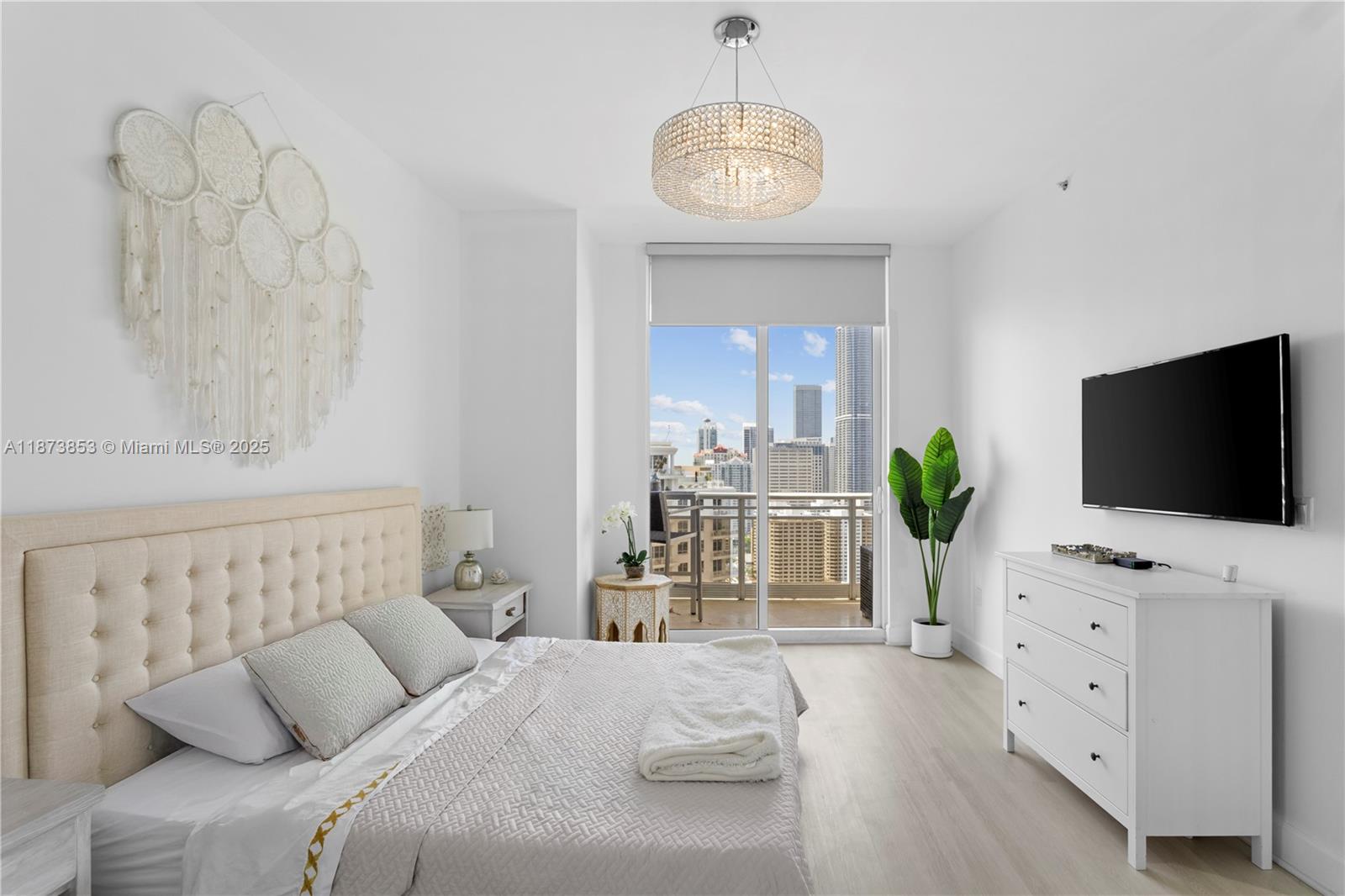 Experience this oversized 1BD / 1.5BA residence in the exclusive Carbonell, located on the peaceful island of Brickell Key. Enjoy the ocean breeze from the oversized balcony with sweeping views of Key Biscayne, Brickell Bay, and Brickell Key Park.
This home features marble floors throughout the living areas, recently installed wood-look tile in the bedroom, a Samsung washer/dryer, generous storage, a walk-in master closet, and modern appliances, providing both comfort and style.
Carbonell offers luxury amenities such as a world-class gym, basketball & racquetball courts, an expansive pool deck, and more. Embrace the serene Brickell Key lifestyle — perfect for a Brickell professional or anyone looking to enjoy spectacular views while working from home.