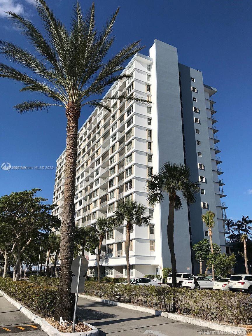 Spacious studio apartment, kitchen in separate area, large balcony overlooking the bay. Access Control, Valet Parking, Pool, GYM, Basic TV/Internet, included in rent. 1 parking space assigned. 1 Washer and dryer room per floor. Vacant and ready.