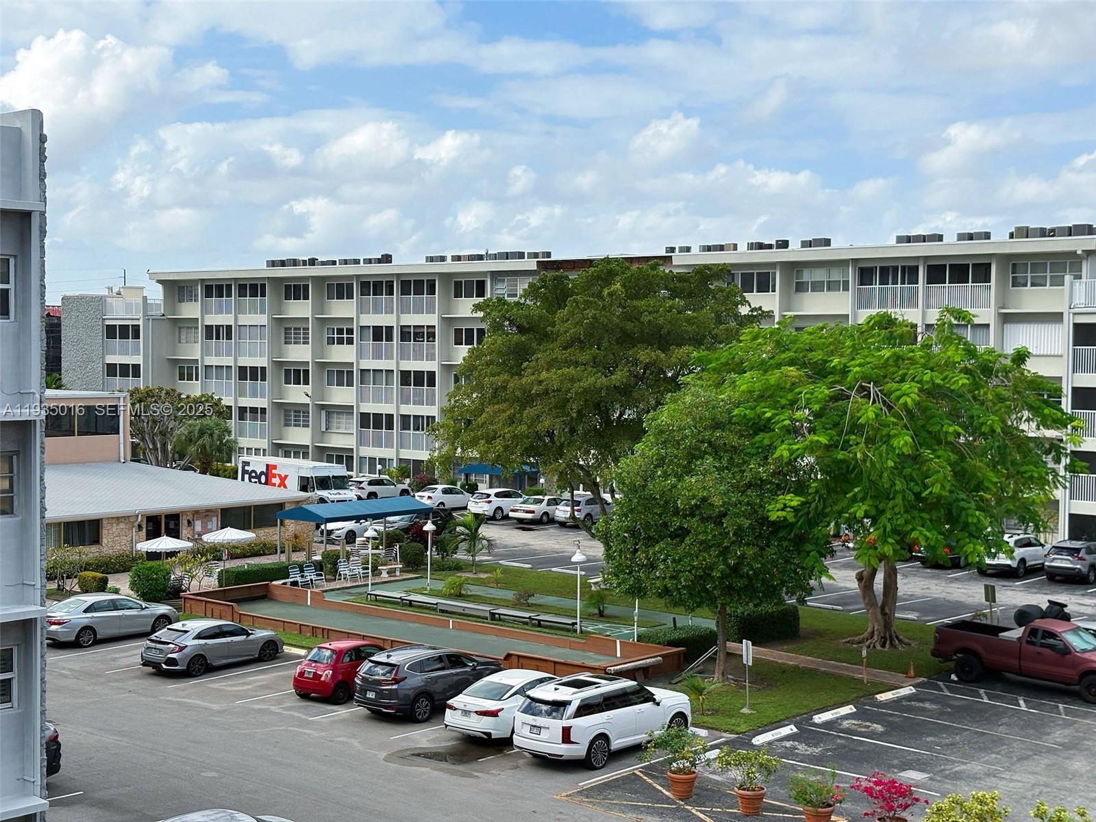 FOURTH GULFSTREAM GARDEN - Residential
