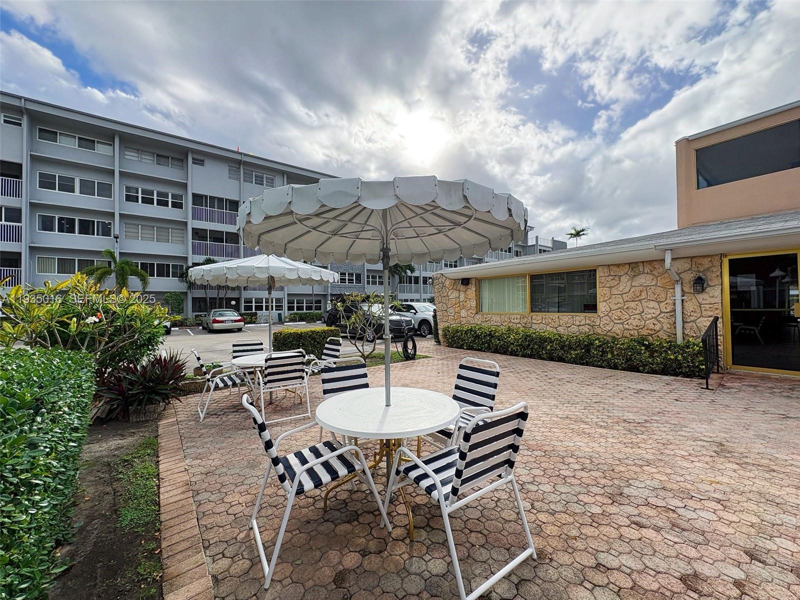 FOURTH GULFSTREAM GARDEN - Residential