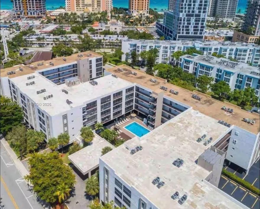 Excellent income-producing opportunity! Short-term rentals allowed with a 7-day minimum. This fully furnished corner 2-bedroom condo is ideally situated near the beach and surrounded by cafés and restaurants. A turnkey property well-suited for investors or vacation owners seeking flexibility and location.