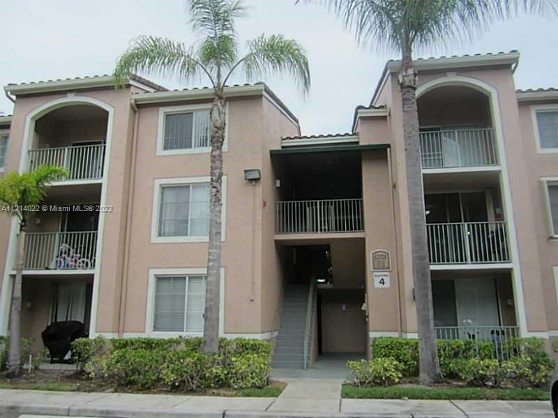 Cozy 2 bed/2 bath on 1st floor in St Andrews Condo. Unit has tiled floors, stainless steel appliances. Complex is gated with Resort Style amenities including pool, gym, play ground and tennis court. Centrally located in Miramar. Within minutes to major highways, hospitals and schools. Amenities includes cable, internet, security, water/sewer, gym, on site manager, and much more.