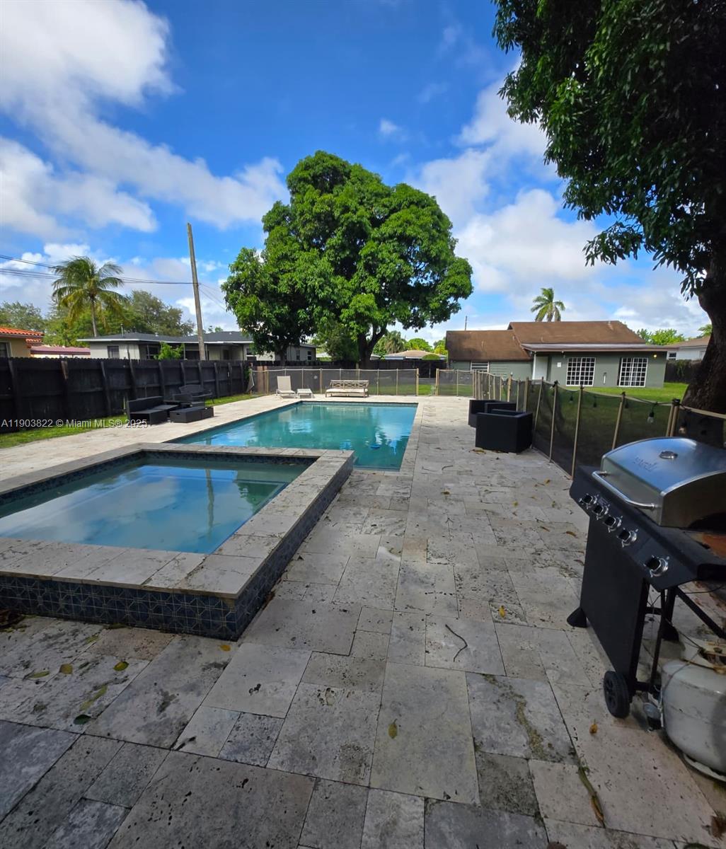 HOLLYWOOD LITTLE RANCHES - Residential Lease