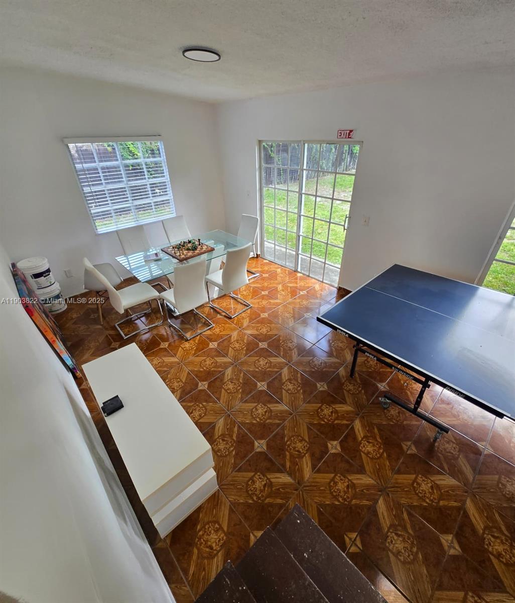 HOLLYWOOD LITTLE RANCHES - Residential Lease