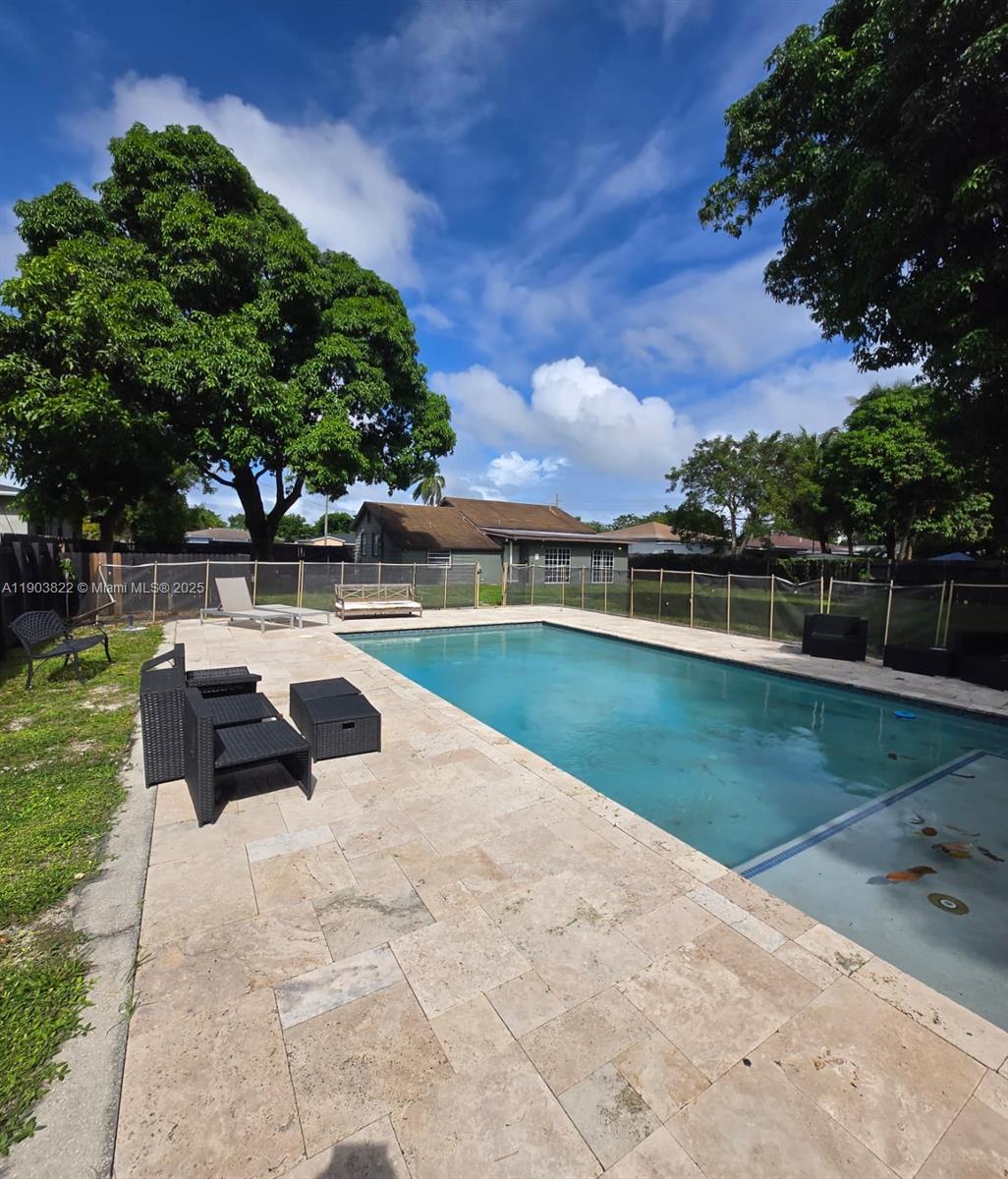 HOLLYWOOD LITTLE RANCHES - Residential Lease